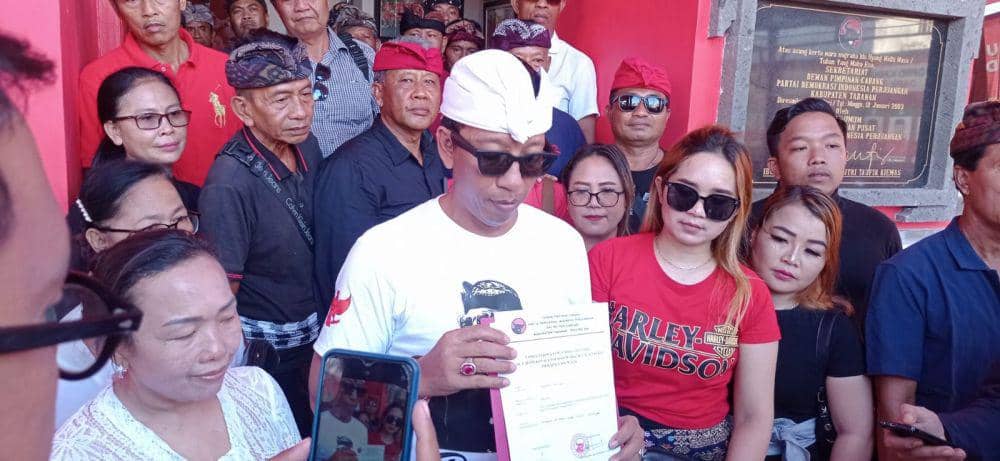 Kader  PDIP Tabanan, Nyoman Mulyadi saat menyerahkan formulir pendataran penjaringan Cabup-Cawabup Tabanan, Minggu (28/4/2024) (Dok.IDNTimes/Istimewa)