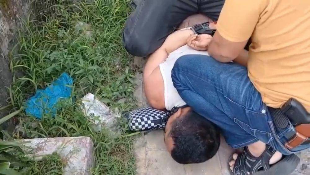 Tersangka AJ saat berhasil ditangkap polisi (IDN Times/ Fanny Rizano)
