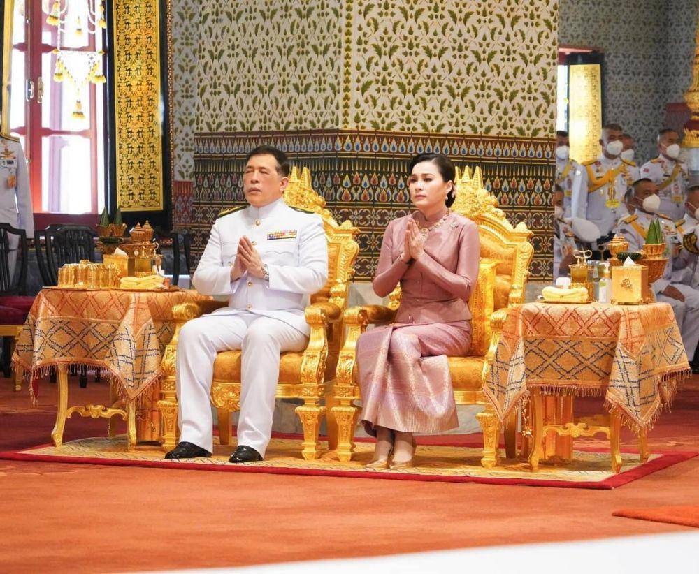 Potret Maharaja Vajiralongkorn dan Ratu Suthida (instagram.com/thairoyalfamily)