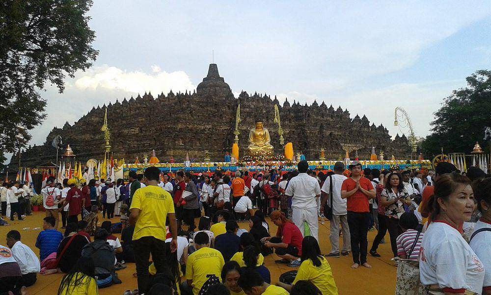 ilustrasi perayaan Waisak di Candi Borobudur, Magelang (commons.wikimedia.org/Suseno)