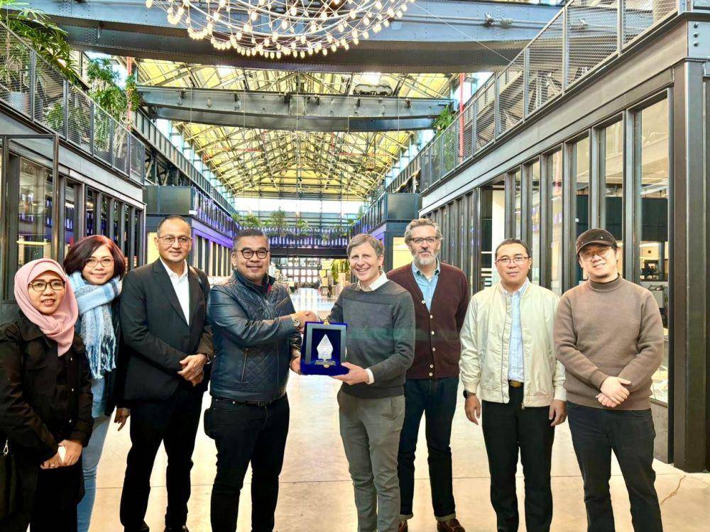 Deputi bidang Transformasi Hijau dan Digital Otorita IKN, Mohammed Ali Berawi dan rombongan berkunjung ke Newlab (Dok Humas OIKN)