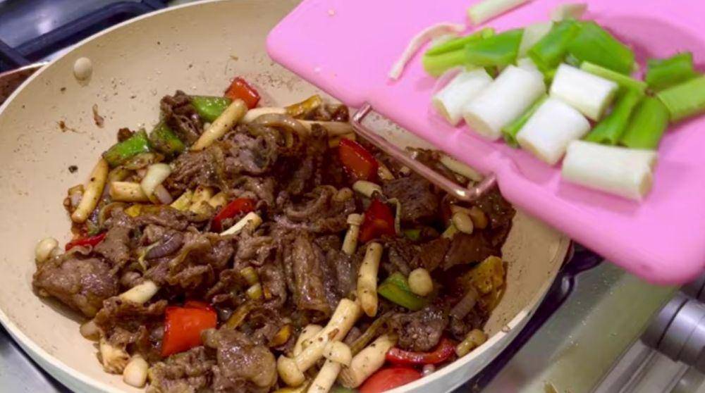 Cara membuat oseng sapi (youtube.com/Ceceromed Kitchen)