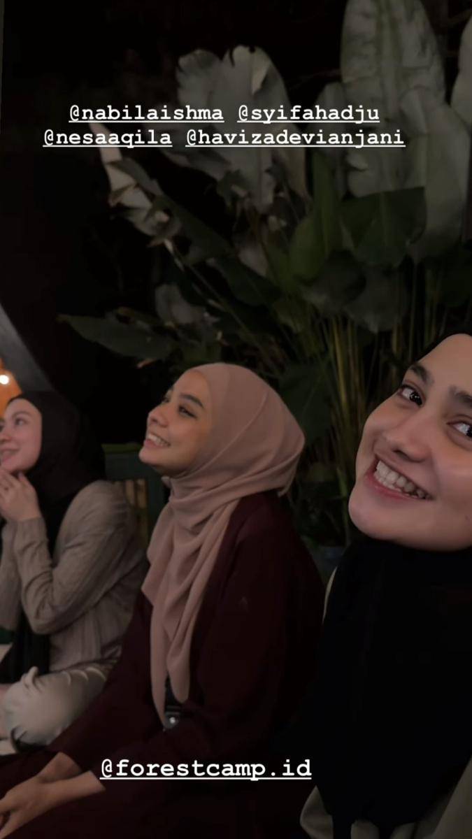 potret Syifa Hadju melepas beban pikiran dengan mengikuti acara Forest Camp Mindful Escape (instagram.com/daraarafah)