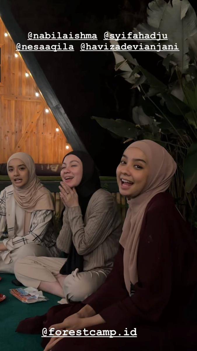 potret Syifa Hadju melepas beban pikiran dengan mengikuti acara Forest Camp Mindful Escape (instagram.com/daraarafah)