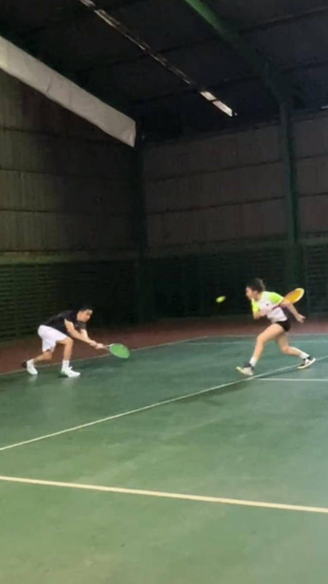 potret mata Ayu Dewi terkena pantulan bola tenis suaminya (instagram.com/mrsayudewi)