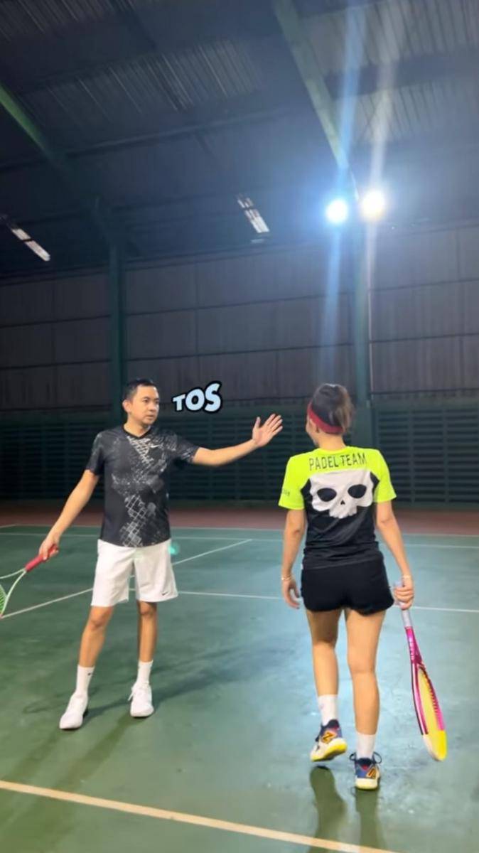 potret mata Ayu Dewi terkena pantulan bola tenis suaminya (instagram.com/mrsayudewi)