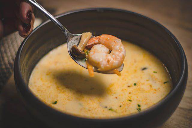ilustrasi semangkuk sup spicy food (pexels.com/Valeria Boltneva)