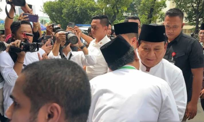 Presiden terpilih Prabowo Subianto bersama Wakil Presiden terpilih Gibran Rakabuming Raka menghadiri Halalbihalal PBNU di Kantor PBNU, Jakarta, Minggu (28/4/2024). (ANTARA/Rio Feisal)