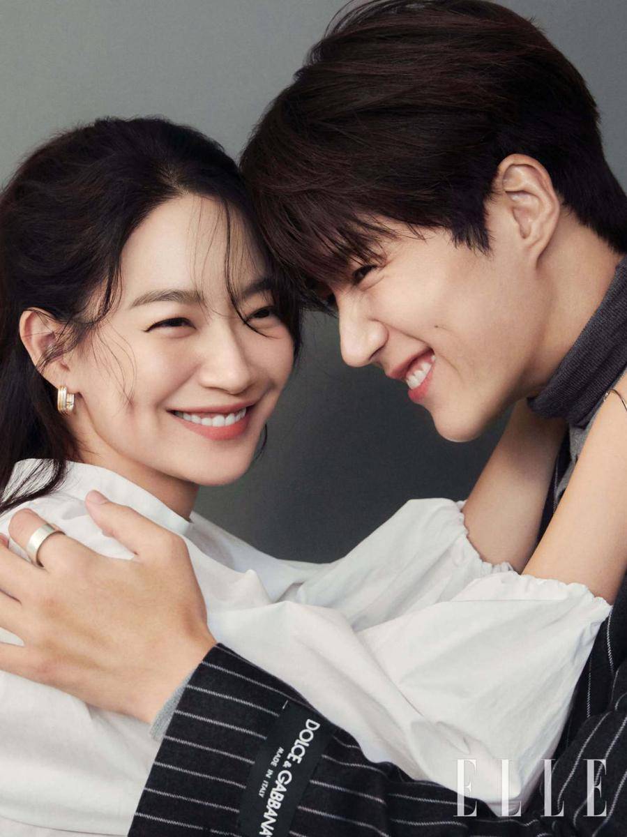 Shin Min Ah dan Kim Seon Ho dalam pemotretan majalah ELLE (soompi.com/hometown cha-cha-cha)