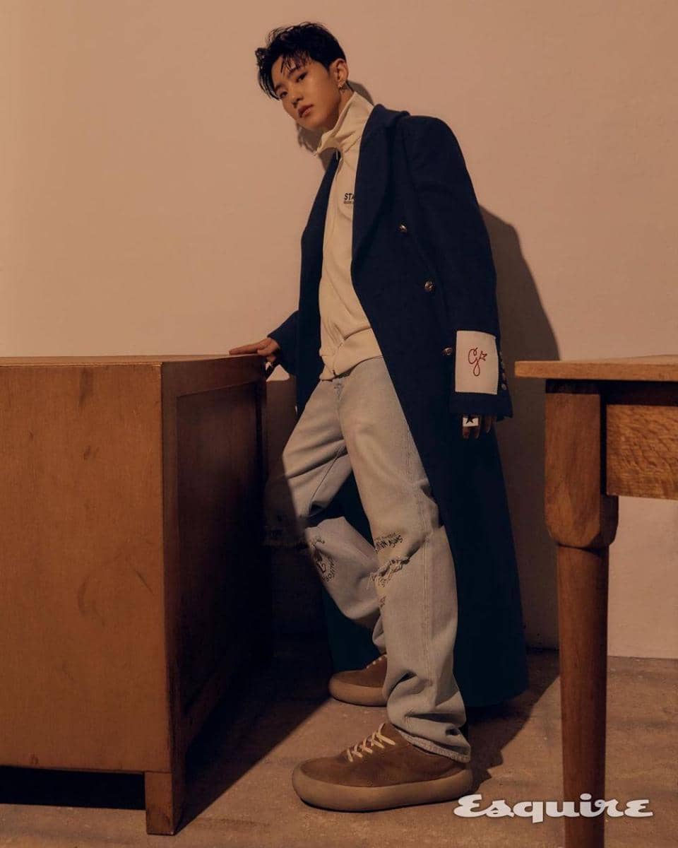 padu padan long coat ala Hoshi SEVENTEEN (instagram.com/ho5hi_kwon)