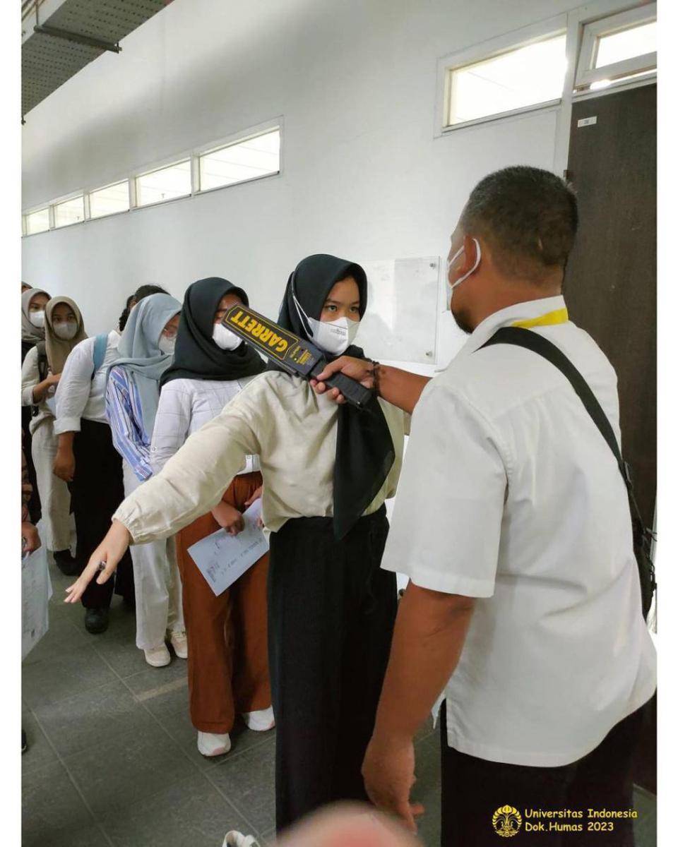 Pemeriksaan sebelum masuk ke ruang ujian (Instagram.com/@univ_indonesia)
