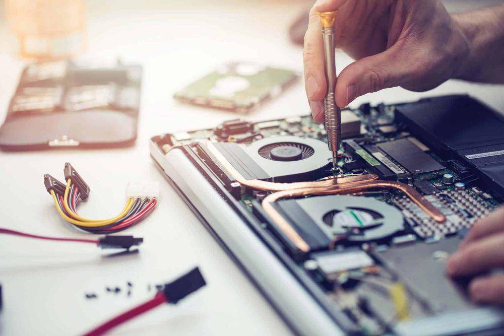 ilustrasi memperbaiki laptop (thelabrepair.com)