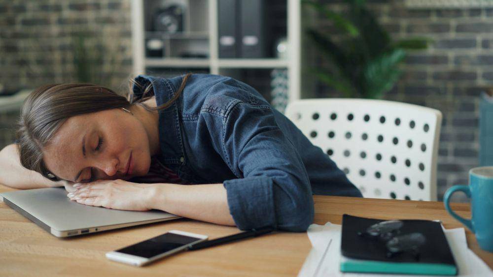 ilustrasi tidur siang di sela-sela waktu bekerja (Unsplash.com/Vitaly Gariev)