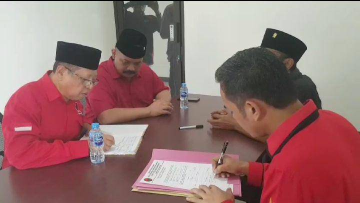 Mantan Bupati Tulungagung Maryoto Birowo saat mengambil formulir di DPC PDIP Tulungagung. IDN Times/ Bramanta Pamungkas