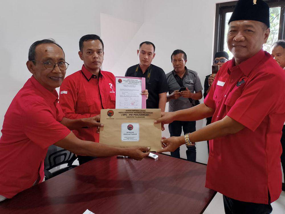 Mantan Wakil Bupati Tulungagung Gatut Sunu Wibowo saat mengambil formulir di DPC PDIP Tulungagung. IDN Times/ Bramanta Pamungkas