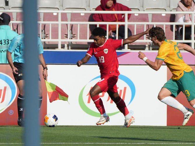 Winger Timnas Indonesia U-23 Jeam Kelly Sroyer tampil apik kontra Australia pada matchday 2 Grup A Piala Asia U-23 2024 di Abdullah bin Khalifa, Kamis (18/4/2024). (Foto: PSSI)