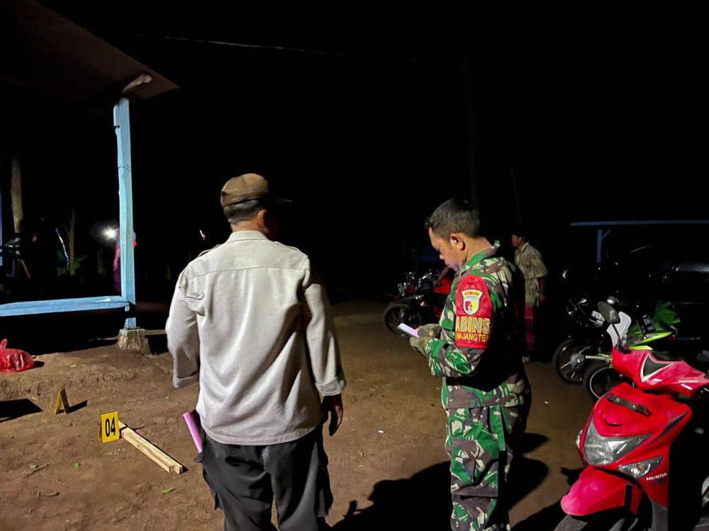 Proses olah TKP kasus penganiayaan di Dusun Sentong RT.21/RW.5, Desa Rembun, Kecamatan Dampit, Kabupaten Malang. (Dok. Polsek Dampit)