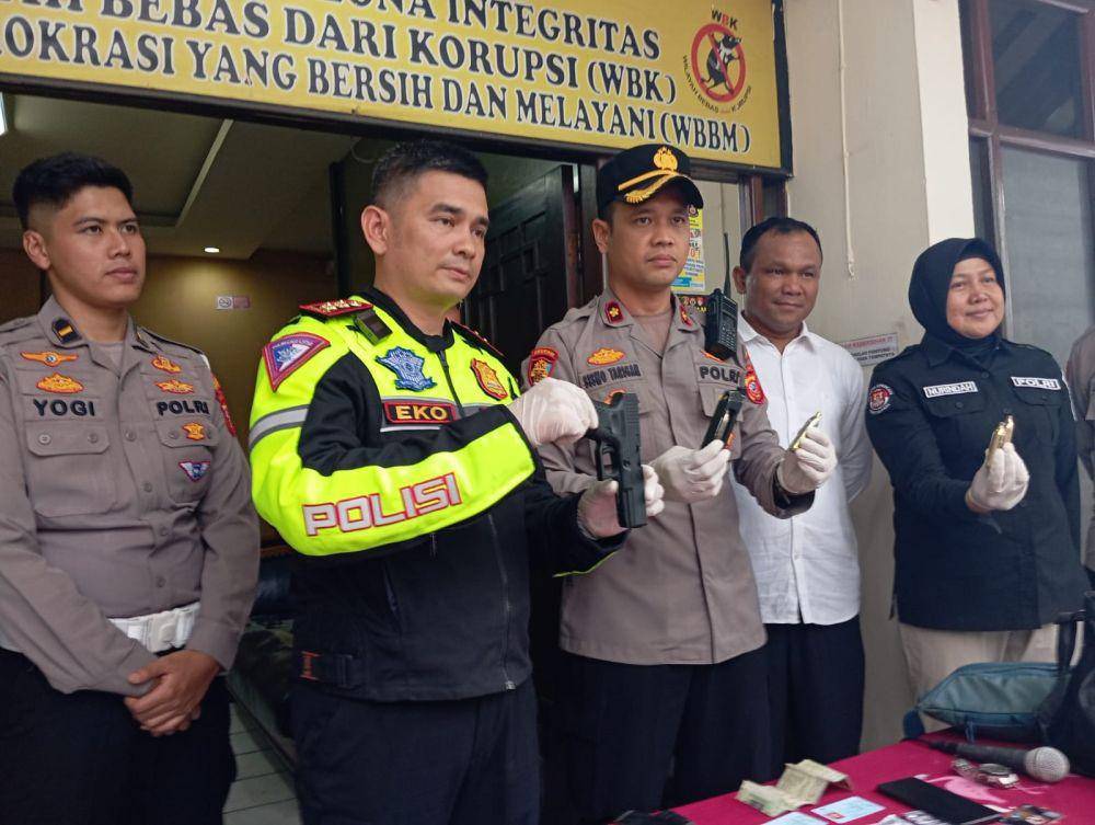 Dua Preman Pakai Pistol Angin Takut-takuti Warga Usai Tabrakan