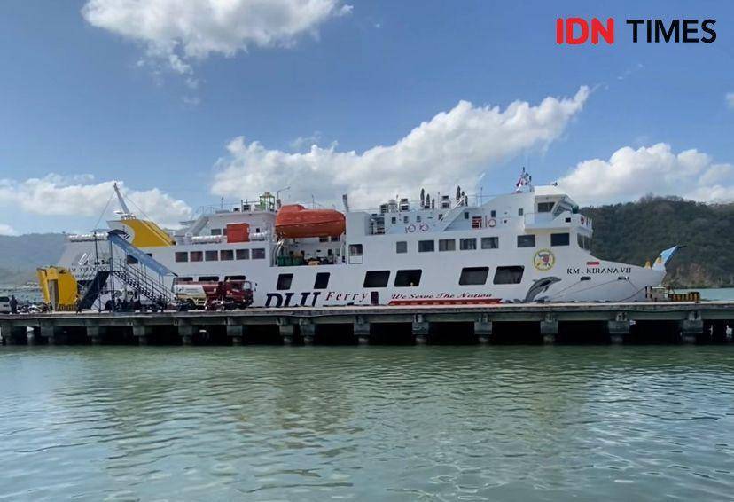 KM Kirana 7 di Pelabuhan Gili Mas Lembar Lombok Barat. (IDN Times/Muhammad Nasir)