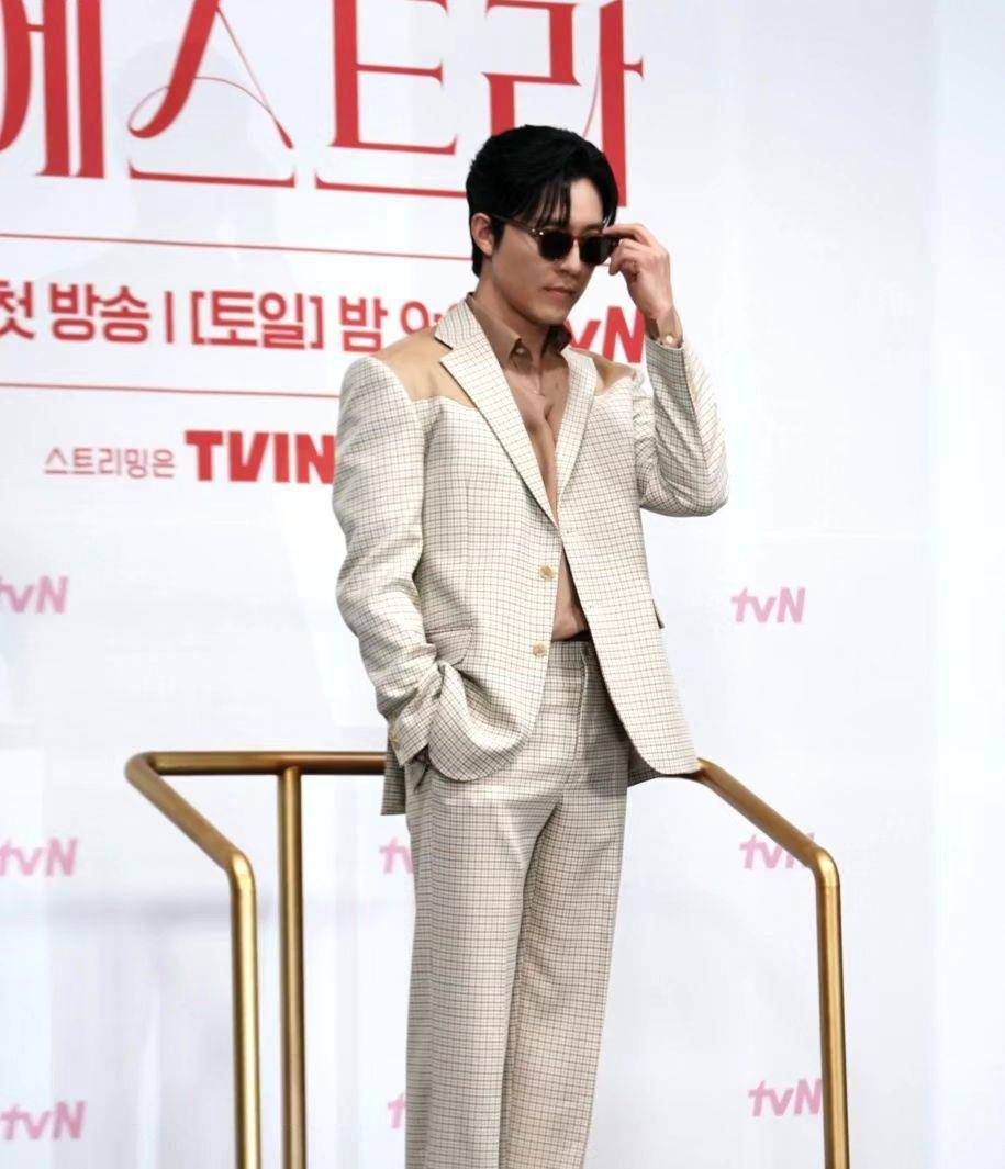 outer formal motif (instagram.com/leemusaeng_official)
