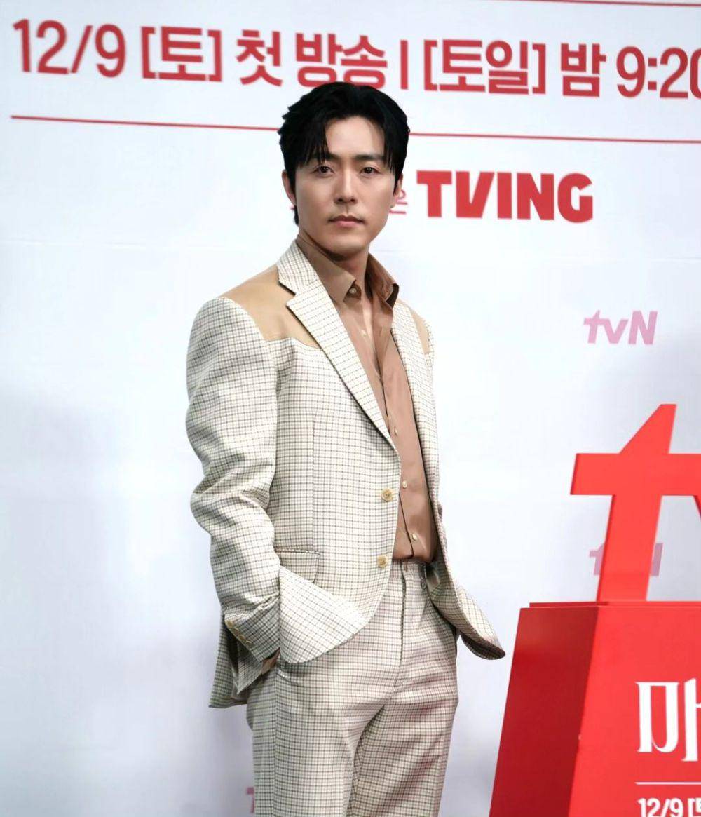 outfit outer formal (instagram.com/leemusaeng_official)