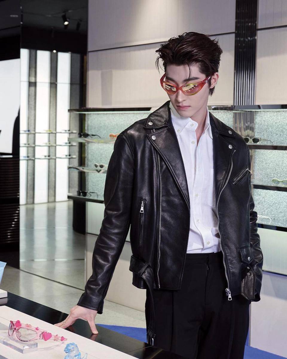 outfit outer formal (instagram.com/blue_pongtiwat)