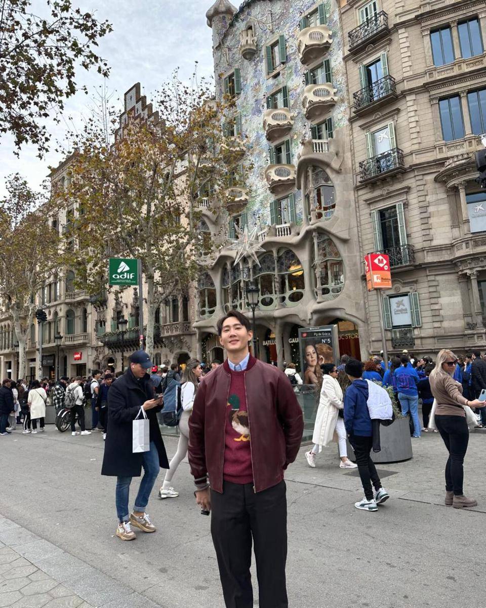 outer formal motif (instagram.com/ccaptainch)