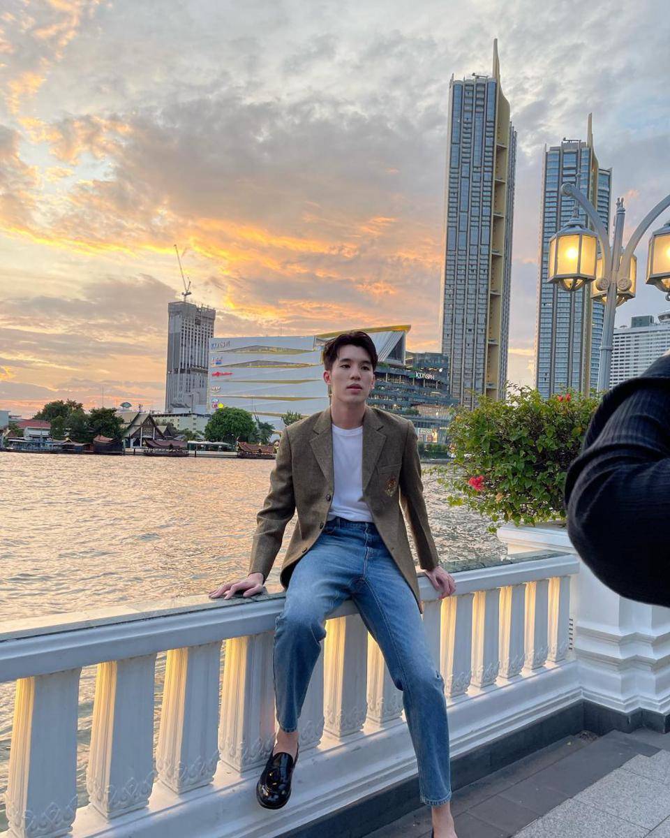 outer monokrom (instagram.com/taechayapat)