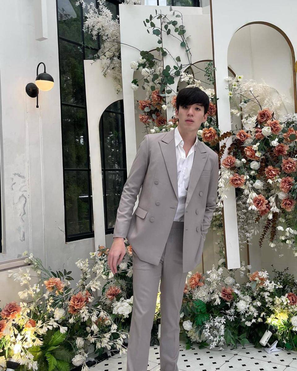 outer monokrom (instagram.com/taechayapat)