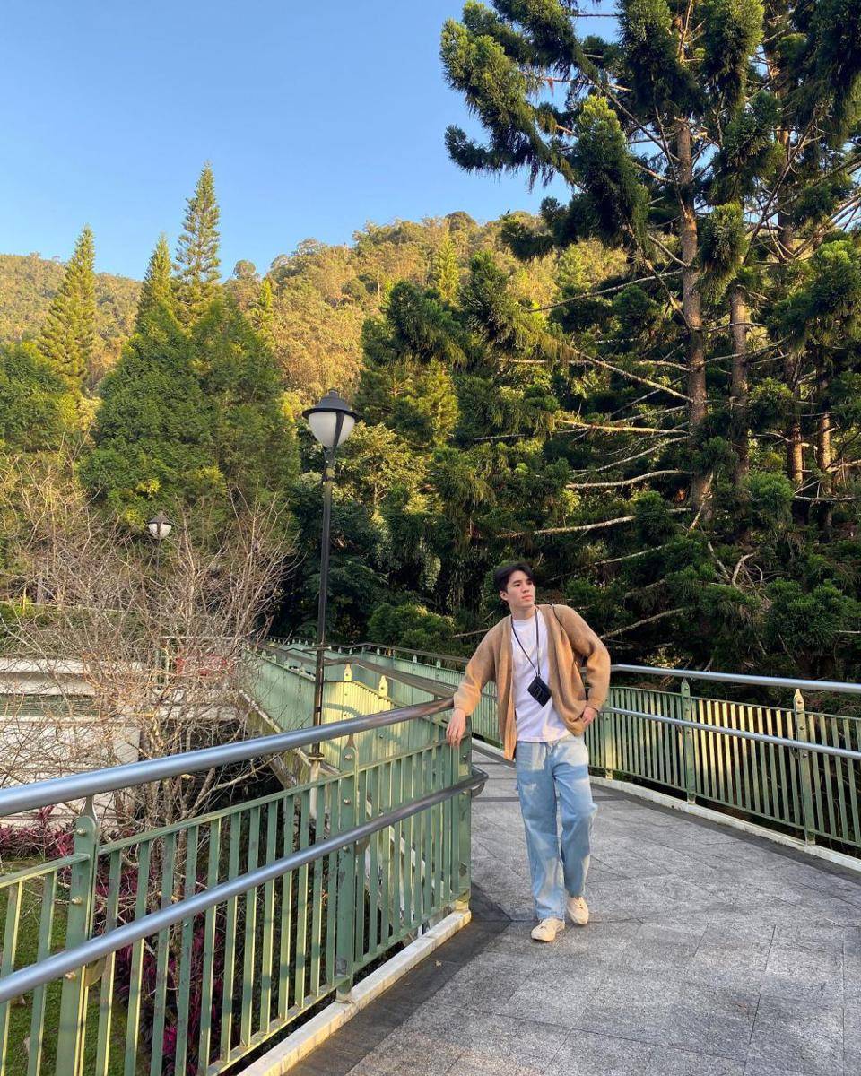 outer monokrom (instagram.com/taechayapat)