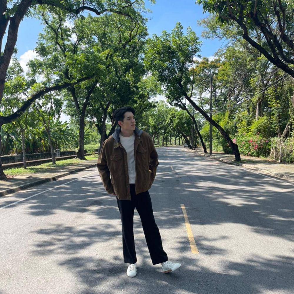 outer monokrom (instagram.com/taechayapat)