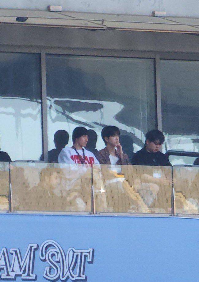 potret Younghoon dan Eric The Boyz nonton konser SEVENTEEN Follow Again to Seoul (twitter.com/wonhaoverse)