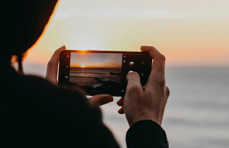 ilustrasi ponsel dengan kamera ultrawide (unsplash.com/Anna Vi)