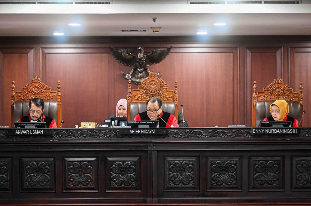 Hakim MK Heran Tanda Tangan Surya Paloh di KTP dan Surat Kuasa Beda