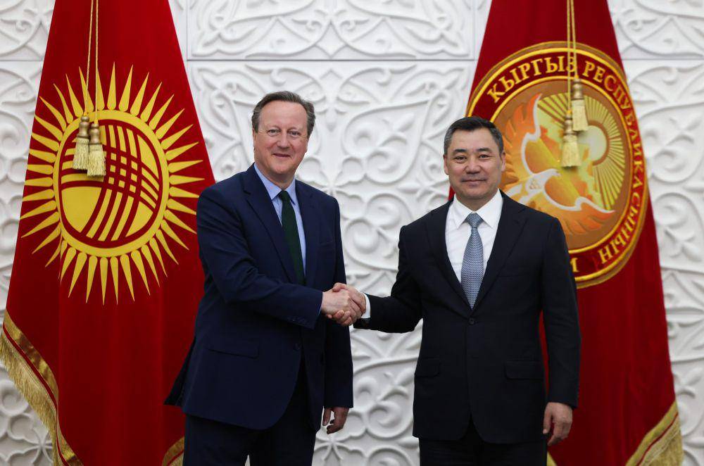 Menteri Luar Negeri Inggris, David Cameron dan Presiden Kirgsztan, Sadyr Japarov (twitter.com/Sadyr Japarov)