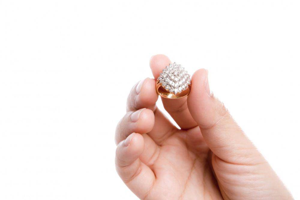 ilustrasi perhiasan cincin (freepik.com/jannoon028)
