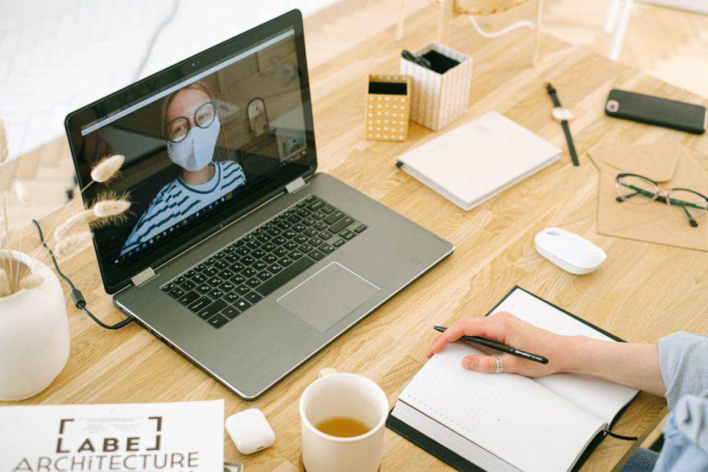 ilustrasi bekerja secara virtual(pexels.com/Ivan Samkov)