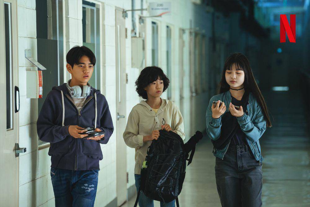 Kim Kang Hoon, Kim Bo Min, dan Kim Do Hye di Goodbye Earth (twitter.com/NetflixKR)