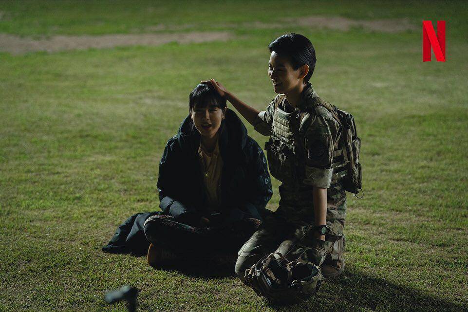Ahn Eun Jin dan Kim Yoon Hye di balik layar Goodbye Earth (dok. Netflix/Goodbye Earth)