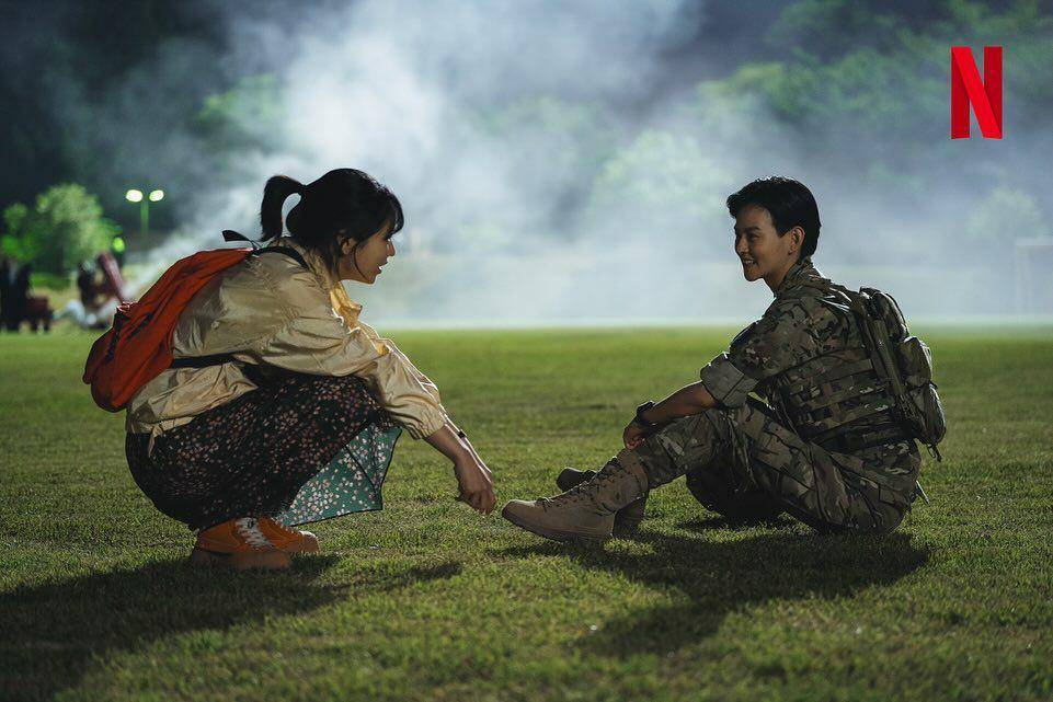 Ahn Eun Jin dan Kim Yoon Hye di balik layar Goodbye Earth (dok. Netflix/Goodbye Earth)