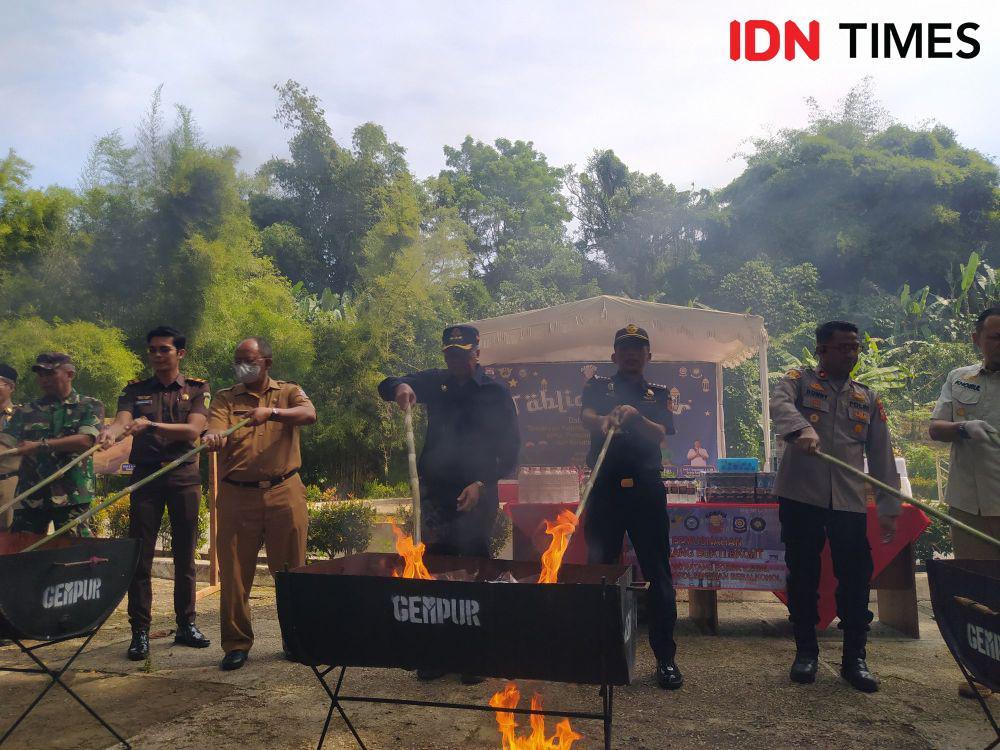1 Juta Batang Rokok Ilegal Senilai Rp1,6 Miliar Dibakar di Cimahi