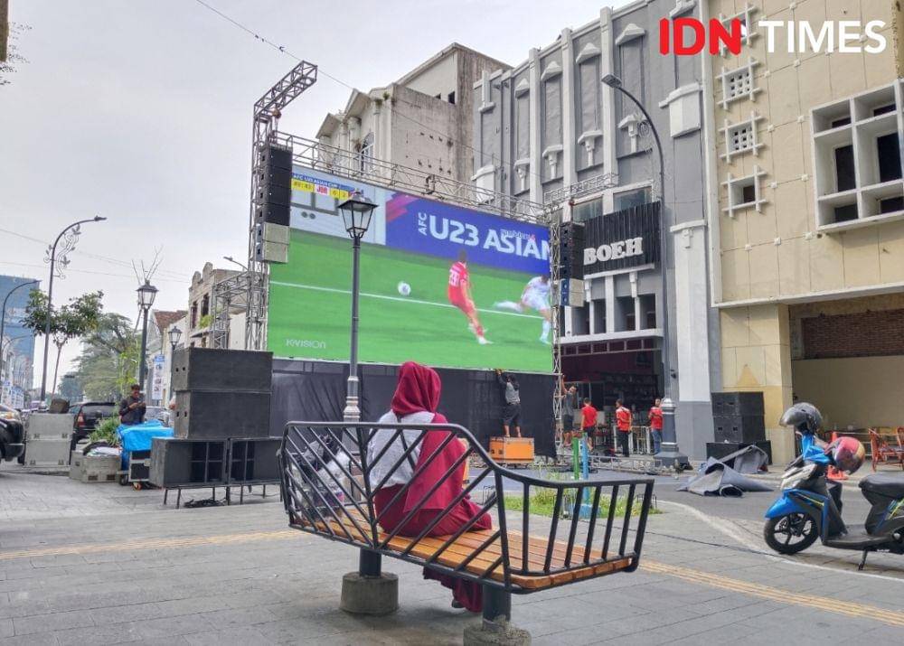 Video tron jelang nobar Indonesia vs Uzbekistan di Kota Medan (IDN Times/Eko Agus Herianto)