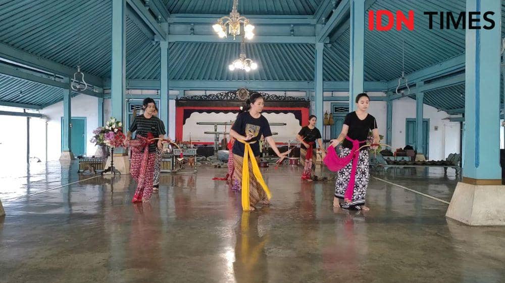 Latihan tari Bedhaya Sukoharjo di Keraton Solo. (IDN Times/Larasati Rey)