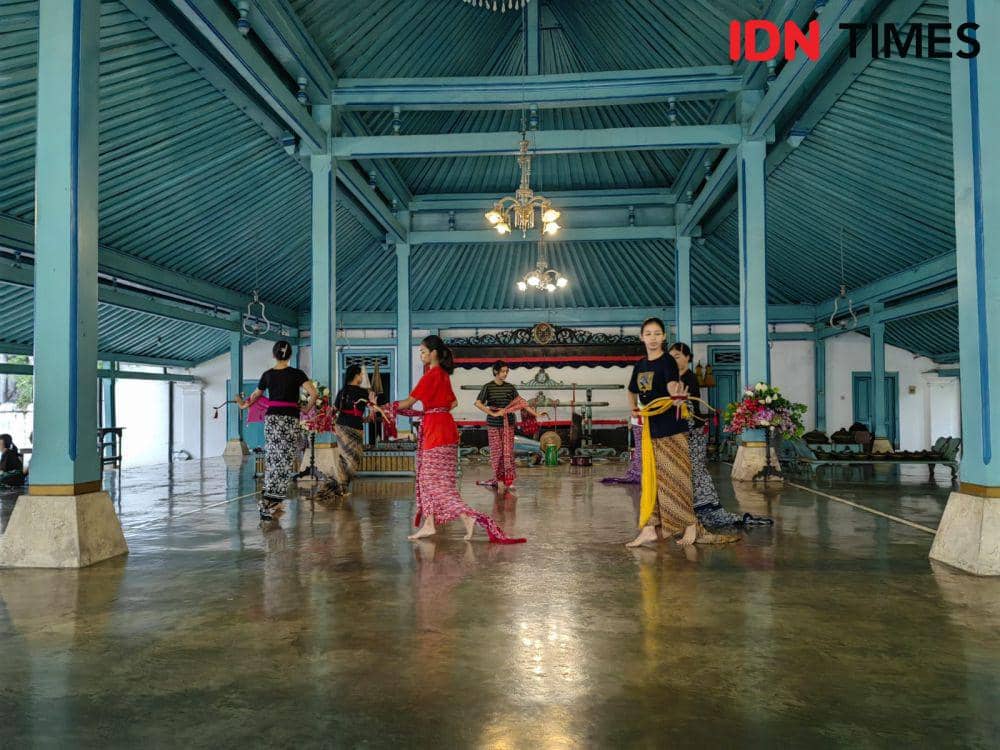 Latihan tari Bedhaya Sukoharjo di Keraton Solo. (IDN Times/Larasati Rey)