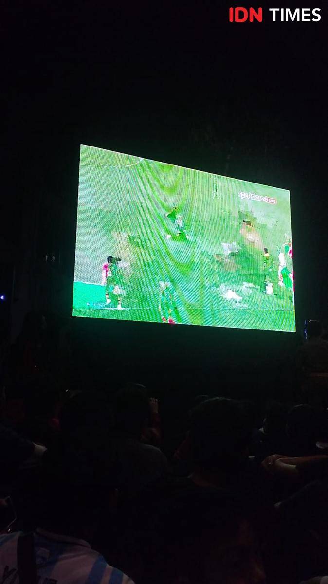 Tayangan nobar timnas Indonesia vs Uzbekistan di Kesawan Medan (IDN Times/Doni Hermawan)