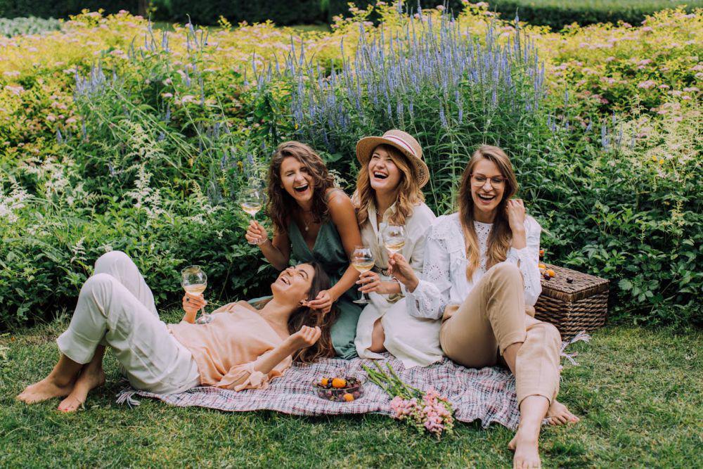 25 Ide Caption Foto Instagram Bareng Teman yang Inspiratif, Keren!