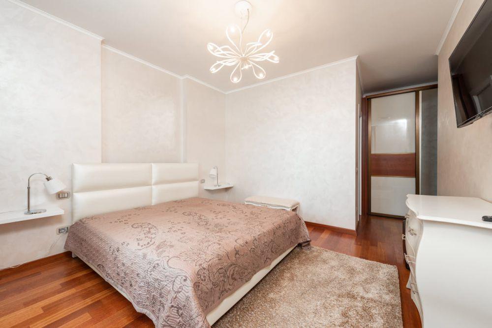 desain kamar mewah yang modern dan minimalis (pexels.com/Max Vakhtbovycn)
