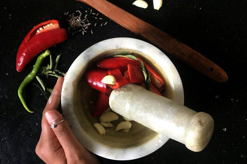 ilustrasi membuat bumbu rujak (pexels.com/Rama Khandkar)