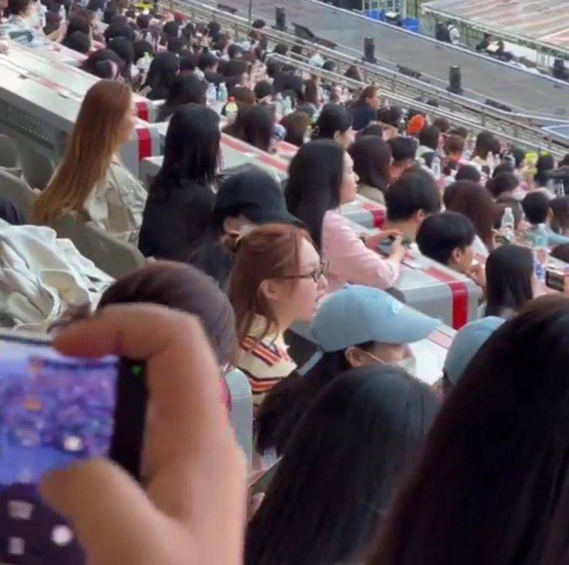 potret Nayeon, Jeongyeon, dan Jihyo TWICE nonton konser SEVENTEEN Follow Again to Seoul (twitter.com/godmitzu)