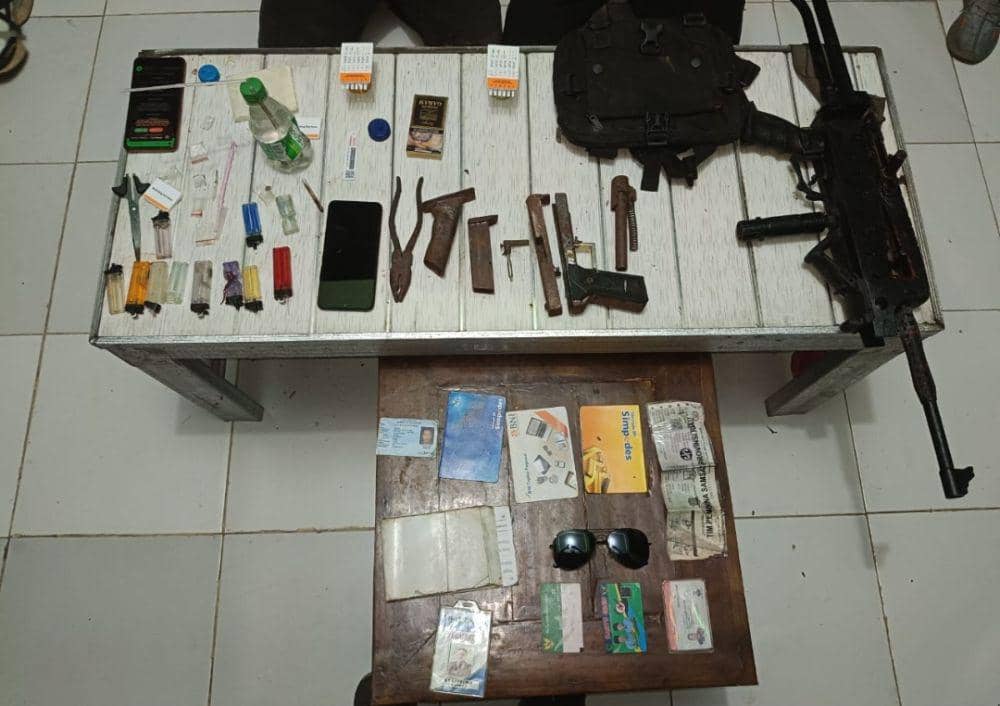 Ini penampakan barang bukti Senpi rakitan dan lainnya yang diamankan tim Intel Kodim 0321 Rohil (IDN Times/ Fanny Rizano)